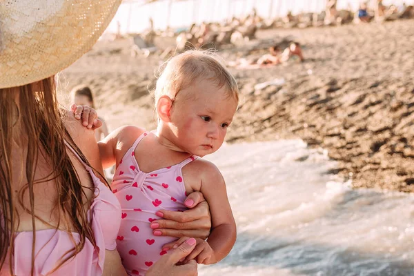 Ano Idade Bonito Menina Europeia Está Segurando Sua Mãe Praia — Fotografia de Stock