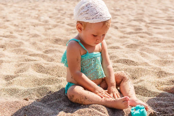 Menina Loira Maiô Senta Areia Brinca Com Brinquedos Verão — Fotografia de Stock