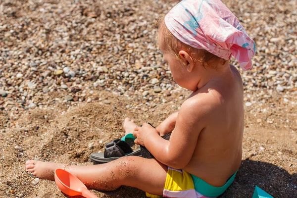 Menina Bebê Bonito Bronzeado Maiô Senta Areia Verão — Fotografia de Stock