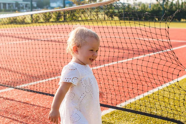 Однорічна Мила Дівчина Білій Сукні Гуляє Червоному Тенісному Корті Влітку — стокове фото