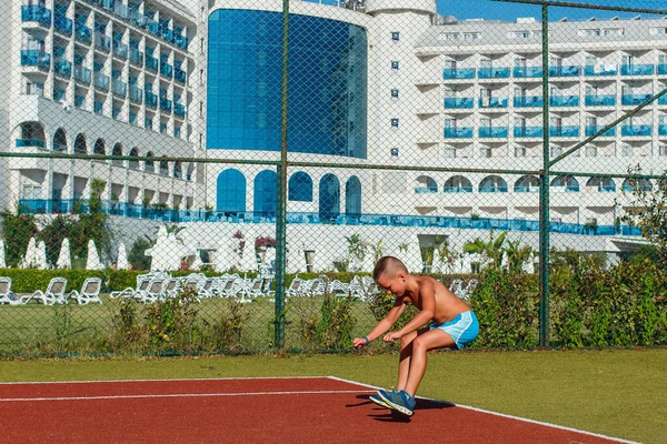 Ragazzo Abbronzato Sport Area Aperta Sulla Strada Salto Lungo — Foto Stock