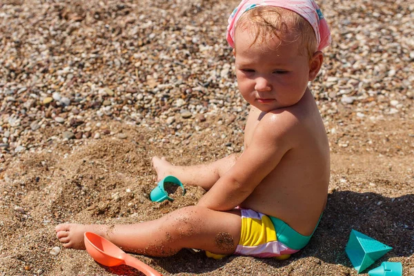 Blond Liten Flicka Baddräkt Sitter Sanden Och Leker Med Leksaker — Stockfoto