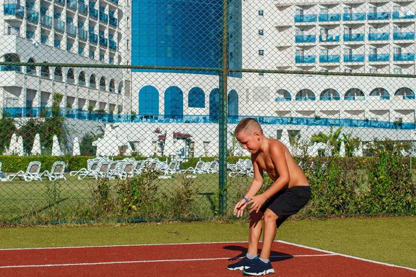 Хлопчик Довго Стрибає Спортивному Майданчику Відкритому Повітрі — стокове фото
