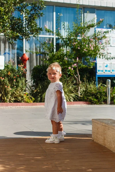 Linda Niña Bronceada Vestido Encaje Blanco Sandalias Encuentra Los Terrenos —  Fotos de Stock