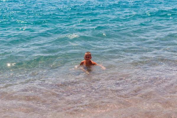 Braungebrannter Kurzhaariger Neunjähriger Junge Schwimmt Meer Und Spielt Sommer Mit — Stockfoto