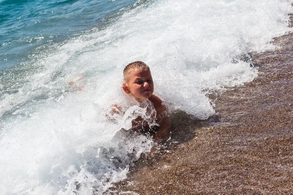 Загорелый Коротковолосый Девятилетний Мальчик Плавает Моря Играет Волнами Летом — стоковое фото