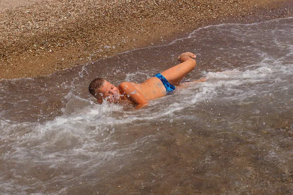 Bronzé Poil Court Garçon Neuf Ans Nage Par Mer Joue — Photo