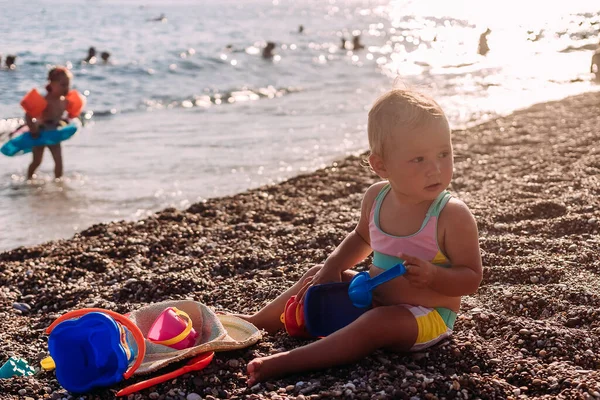 Little Girl Swimsuit Sits Sea Plays Sand Toys Summer Contour — Stock Photo, Image