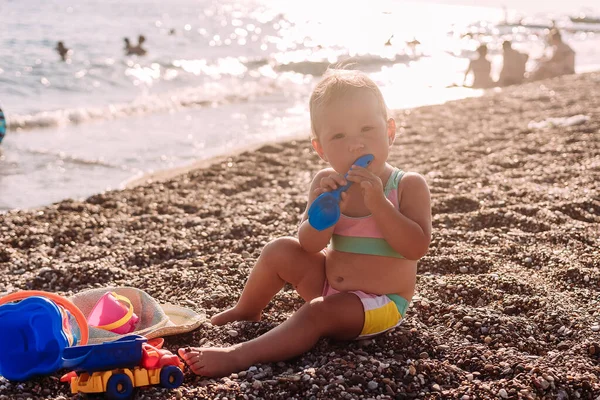 Маленькая Девочка Купальнике Сидит Моря Играет Песчаными Игрушками Летом Лучах — стоковое фото