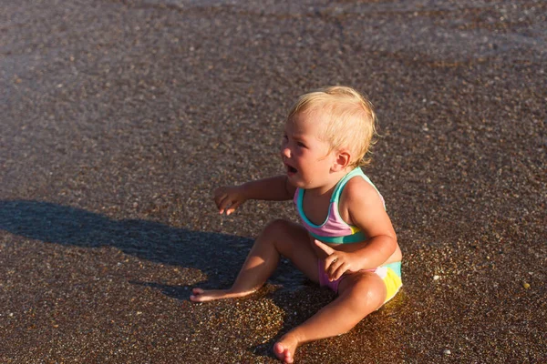 Niña Año Traje Baño Sienta Playa — Foto de Stock