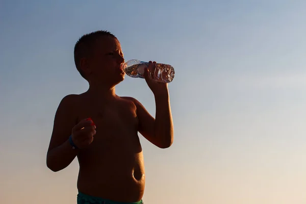 Силуэт Ребенка Пьющего Воду Бутылки — стоковое фото