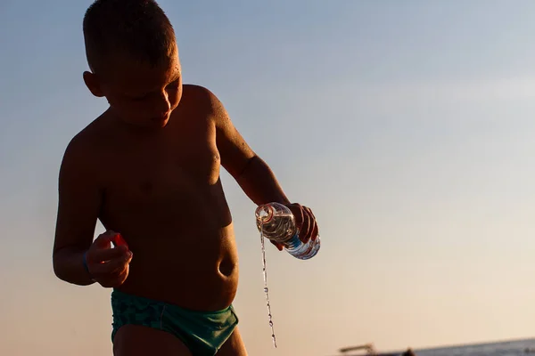 Силуэт Мальчика Бутылкой Воды — стоковое фото