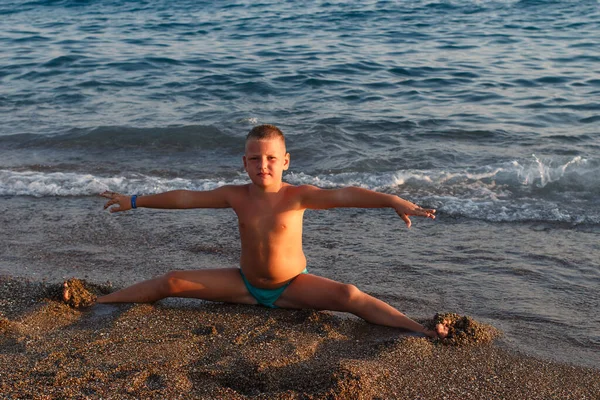 Bronzé Bien Nourri Garçon Européen Assis Sur Plage Sur Ficelle — Photo