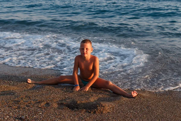 Solbränd Välgödd Europeisk Pojke Sitter Stranden Med Tvinnat Garn Vid — Stockfoto