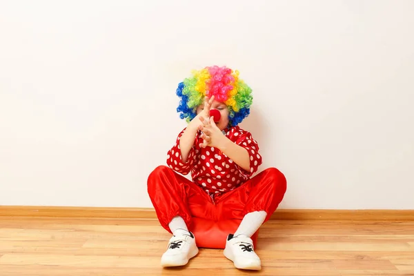 Bébé Costume Clown Rouge Avec Nez Rouge Assis Sur Sol — Photo