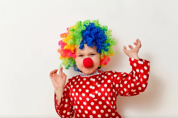 Hilarant Garçon Cinq Ans Danse Costume Clown Perruque Sur Fond — Photo