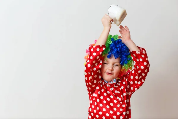 Glada Pojke Rött Skuren Ärtor Och Peruk Leker Med Sko — Stockfoto