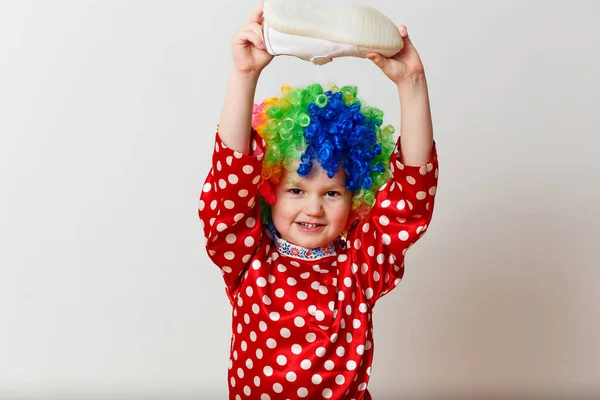 Glada Pojke Rött Skär Ärtor Och Peruk Leker Med Sko — Stockfoto