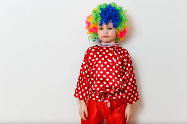 Garçon Cinq Ans Dans Une Chemise Rouge Soie Dans Les — Photo