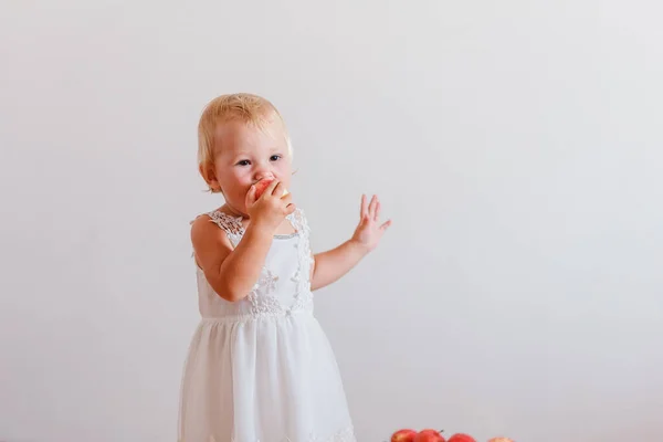 Sonriente Niña Embriagadora Vestido Blanco Come Una Hermosa Manzana Grande —  Fotos de Stock