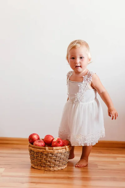 Linda Chica Europea Año Con Vestido Blanco Una Cesta Manzanas —  Fotos de Stock