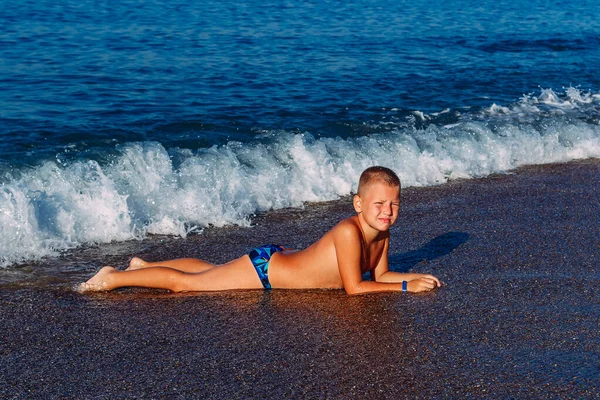 Gebräunter Europäischer Junge Liegt Strand — Stockfoto