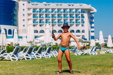 Golf sopalı bronzlaşmış çocuk.