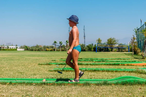 Menino Nove Anos Bronzeado Chapéu Joga Minigolfe Hotel Verão — Fotografia de Stock