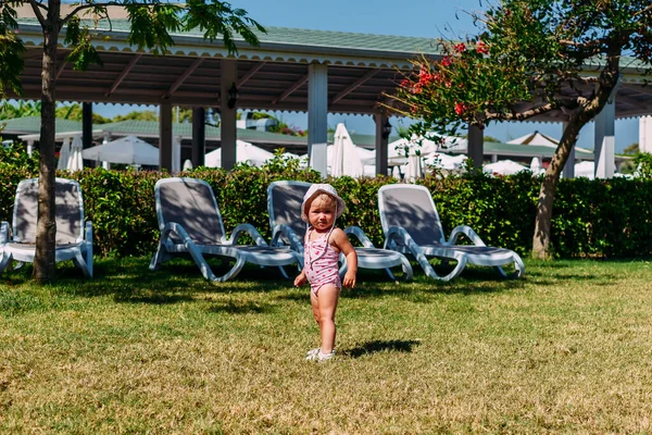 Menina Ano Bronzeada Maiô Rosa Caminha Grama Verão — Fotografia de Stock