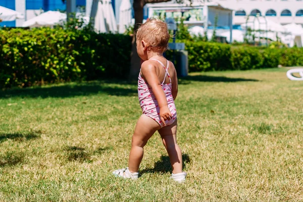 Menina Ano Bronzeada Maiô Rosa Caminha Grama Verão — Fotografia de Stock