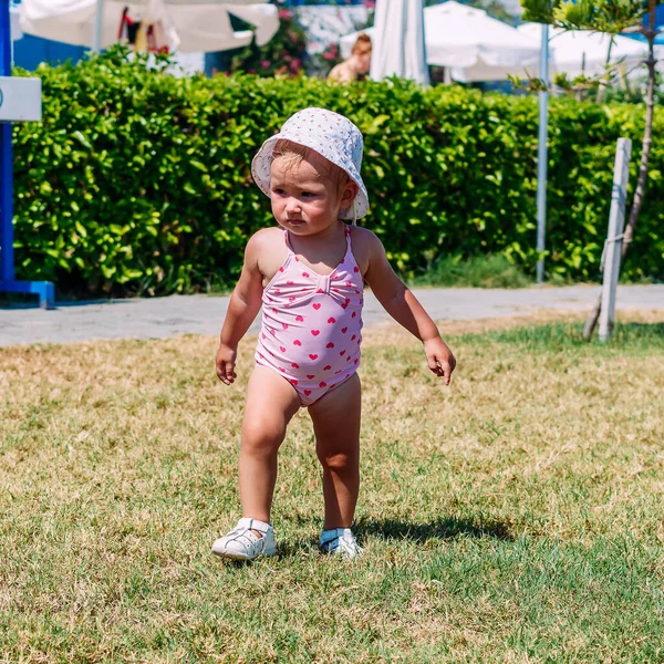 Garvade Årig Flicka Rosa Baddräkt Promenader Gräset Sommaren — Stockfoto