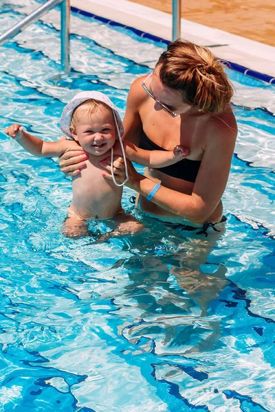 Vyčiněné Usmívající Žena Plavkách Učí Plavat Jeden Rok Starý Dítě — Stock fotografie