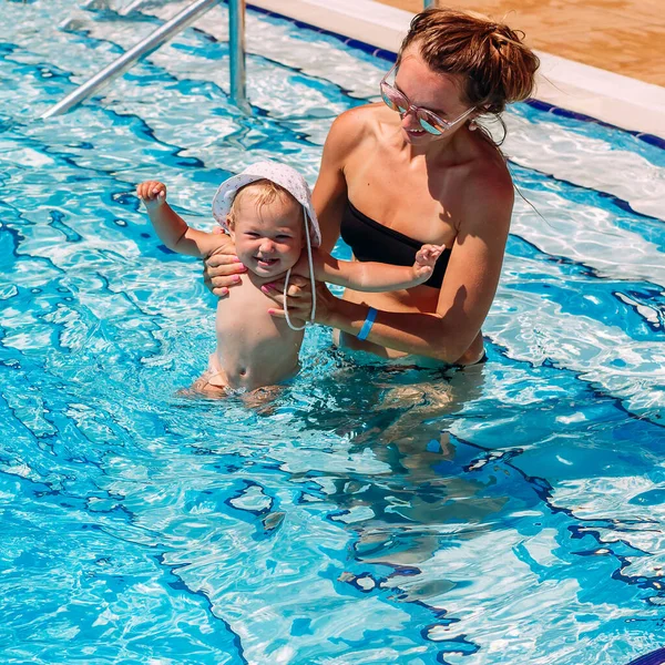 Šťastná Žena Jednoleté Dítě Bazénu — Stock fotografie