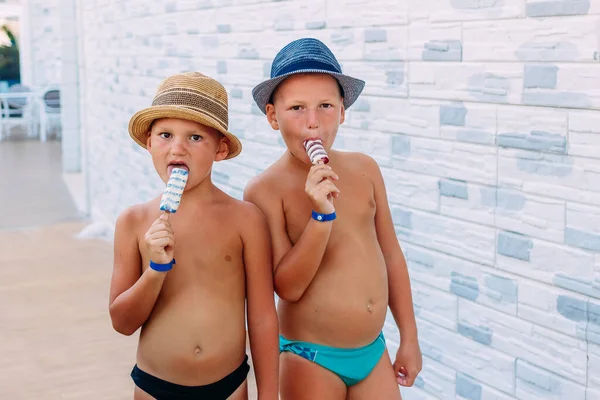 Загорелые Дети Шляпах Едят Мороженое Летом — стоковое фото