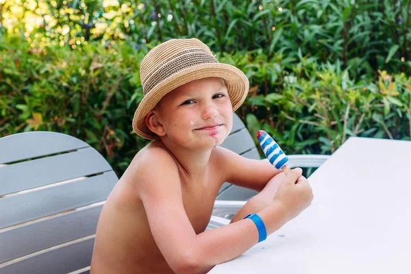 Симпатичный Мальчик Шляпе Ест Мороженое Запятнанное Лицо — стоковое фото