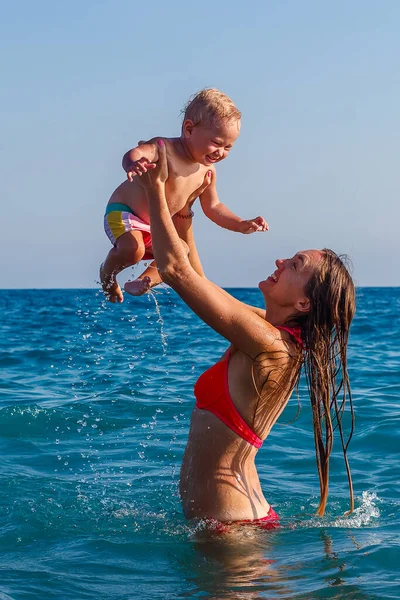 Счастливая Женщина Годовалым Ребенком Море Летом — стоковое фото