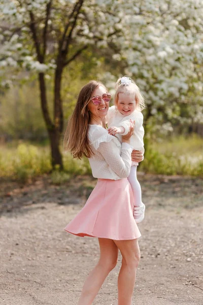 Jovem Mulher Feliz Abraços Menina Dois Anos Idade Fundo Natural — Fotografia de Stock