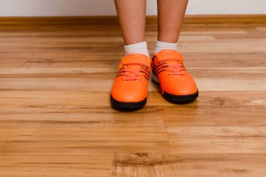 Ayaklar turuncu yeni spor ayakkabılarla kapanıyor