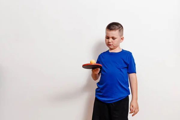 Bambino Sette Anni Con Una Maglietta Blu Prende Calci Una — Foto Stock