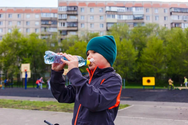 Bambino Beve Acqua Campo Sportivo All Aperto — Foto Stock