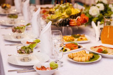 Partide ziyafet masası. Atıştırmalık ve meyve servis masasında..