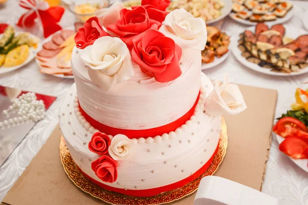 Piękne Weselne Białe Ciasto Czerwonymi Różami Perłami — Zdjęcie stockowe