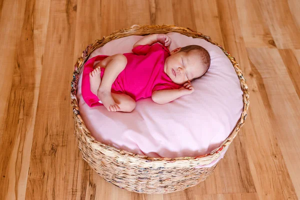 Bebé Recién Nacido Durmiendo Traje Cuerpo Rosa Vista Superior —  Fotos de Stock