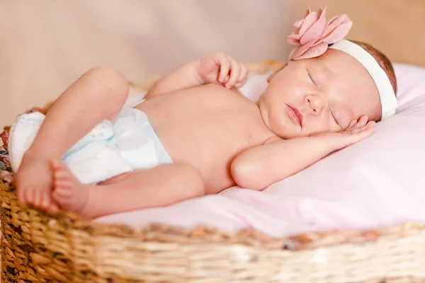 Dormir Menina Recém Nascida Europeia Uma Fralda — Fotografia de Stock