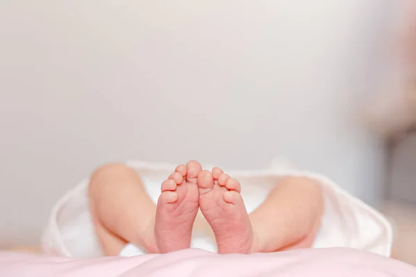 Newborn Baby Little Bare Feet Close — Foto de Stock