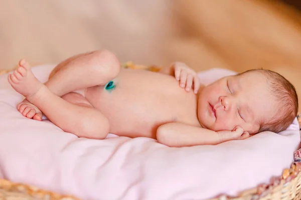 Dormir Lindo Bebé Recién Nacido Duerme Una Cuna Redonda — Foto de Stock