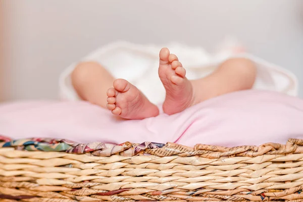 Двухнедельный Ребенок Босиком Закрывает Ноги — стоковое фото