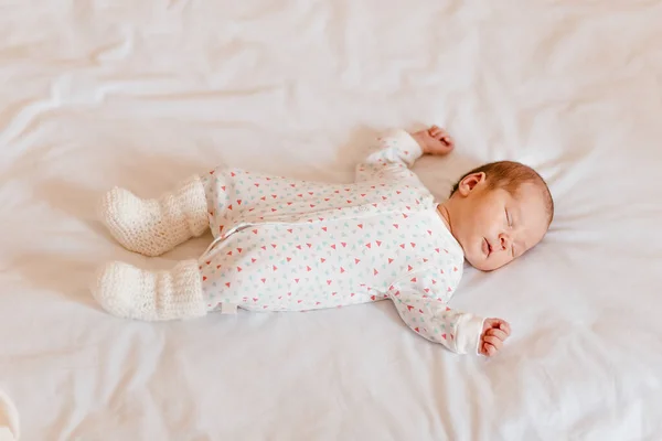 Newborn Baby Sleeps Sweetly White Plaid Newborn Photo Shoot — Foto de Stock