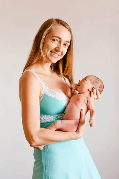 Тридцатилетняя Улыбающаяся Женщина Держит Новорожденного Ребенка Белом Фоне — стоковое фото