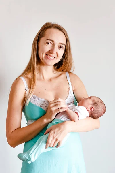 Felice Madre Trentenne Tiene Neonato Tra Braccia Sfondo Bianco — Foto Stock